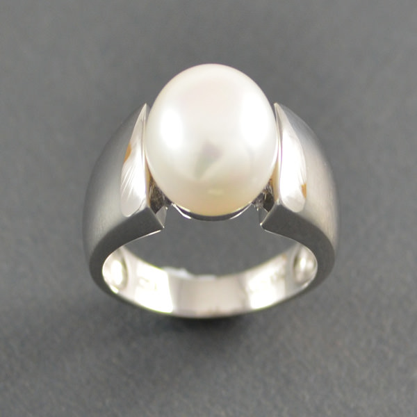 Luminous silver pearl ring