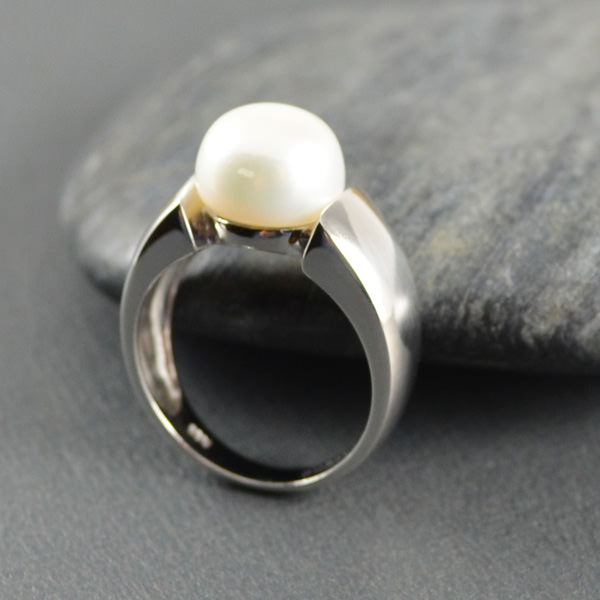Luminous pearl ring