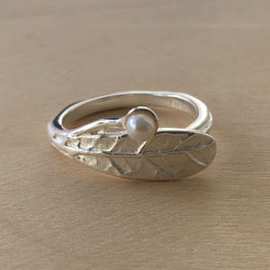 Leaf silver ring with pearl