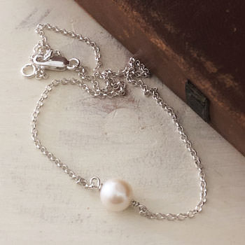 Single silver pearl necklace