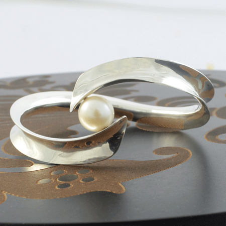 Wavy silver pearl bracelet