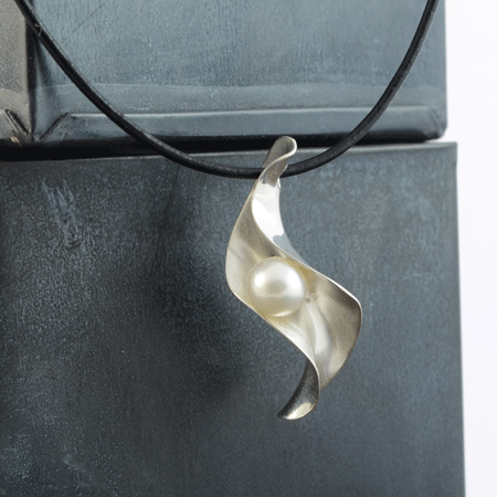 Modern pearl pendant