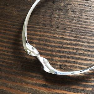 twirled silver choker necklace