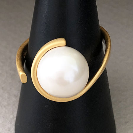 Embraced pearl ring