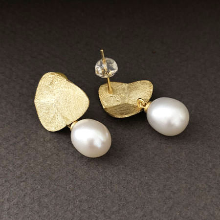 Modern gold pearl earrings