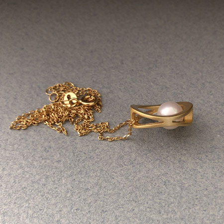 Modern round pearl pendant