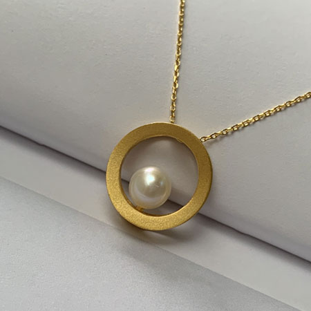 Gold pearl necklace