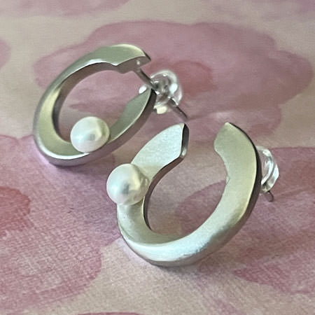 Modern pearl earrings silver